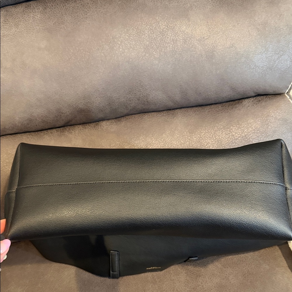 Saint Laurent Elegant Black Tote - Picture 5 of 7